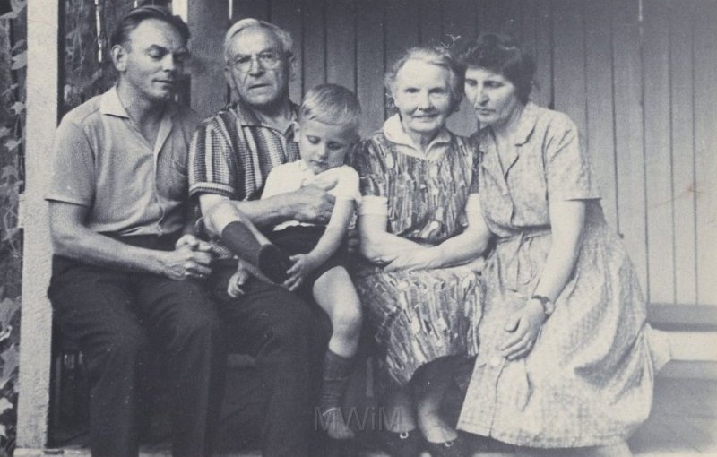 KKE 4174-155.jpg - Od lewej: Eugeniusz Zabagoński, ojciec Włodzimierz, matka Genowefa, żona Jadwiga
